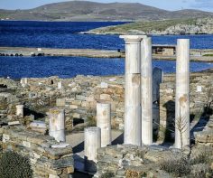 5 of the best ancient archeological sites to visit on a private yacht charter in the Greek Cycladic Islands