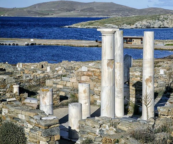 5 of the best ancient archeological sites to visit on a private yacht charter in the Greek Cycladic Islands