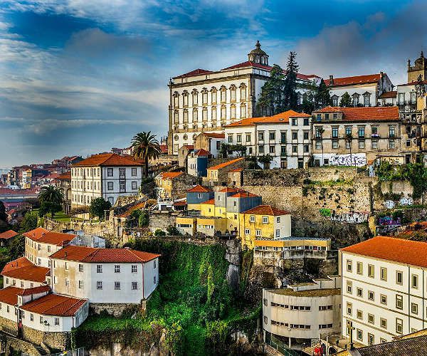 The top 5 reasons to have a Bachelor night in Portugal