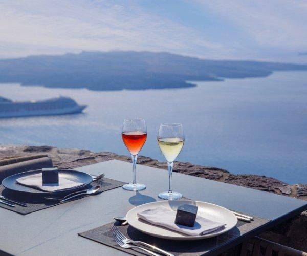 5 romantic experiences in Santorini