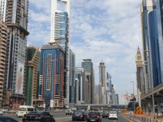 Pros & Cons of Traveling by Car in UAE