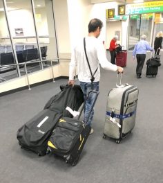 RetraStrap – Retractable strap to tow carryon luggage hands free